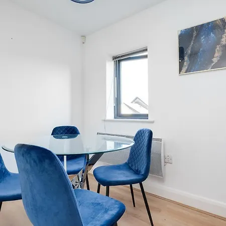 Apartment Centre Family Apartment: Netflix, Balcony & Parking Birmingham