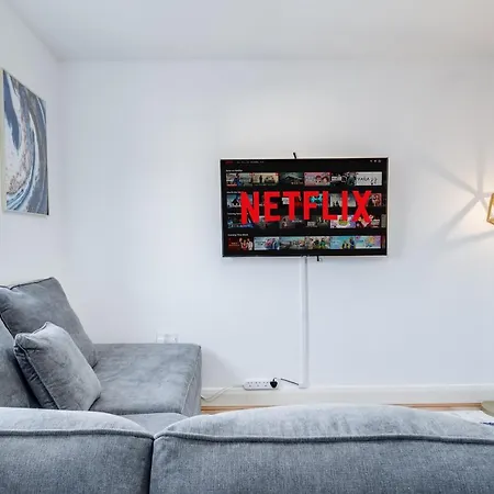 Centre Family Apartment: Netflix, Balcony & Parking Apartment