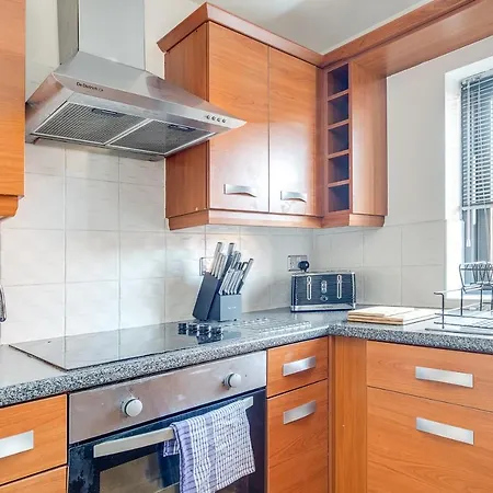Centre Family Apartment: Netflix, Balcony & Parking *