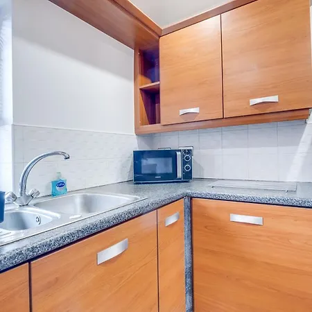 Centre Family Apartment: Netflix, Balcony & Parking